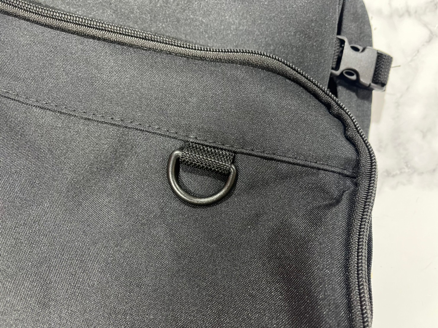 マルチポケット バックパックブラックのDリング画像