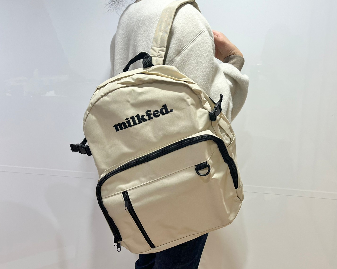 マルチポケット バックパックベージュを背負った画像