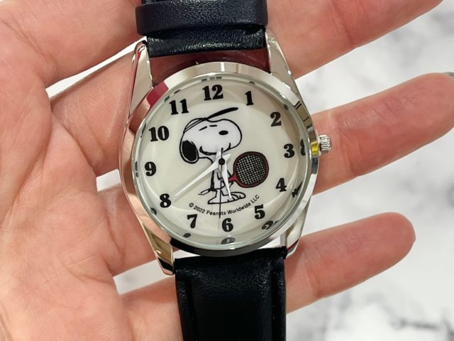 腕時計のスヌーピーのデザインのアップ