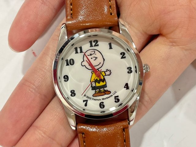 チャーリーデザインの腕時計のアップ