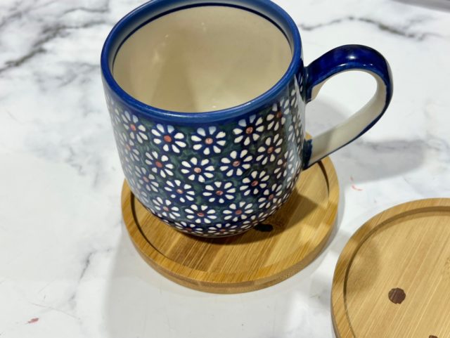 コースターの上に置いたマグカップ