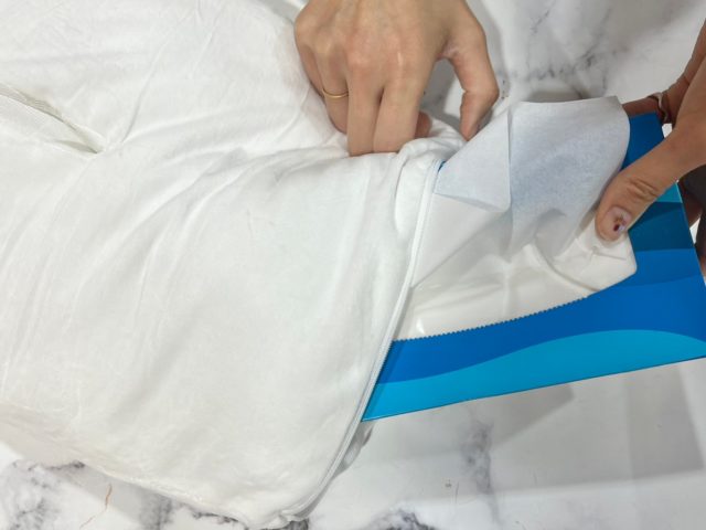 クッションの中にボックスティッシュを入れているところ