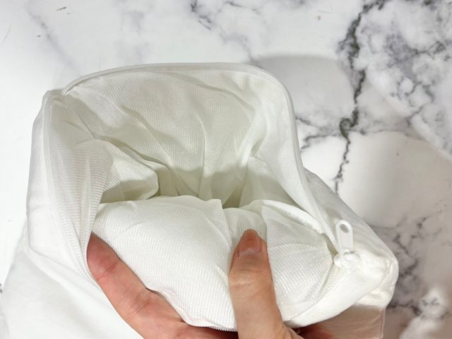 クッション横のファスナーを開けたところ