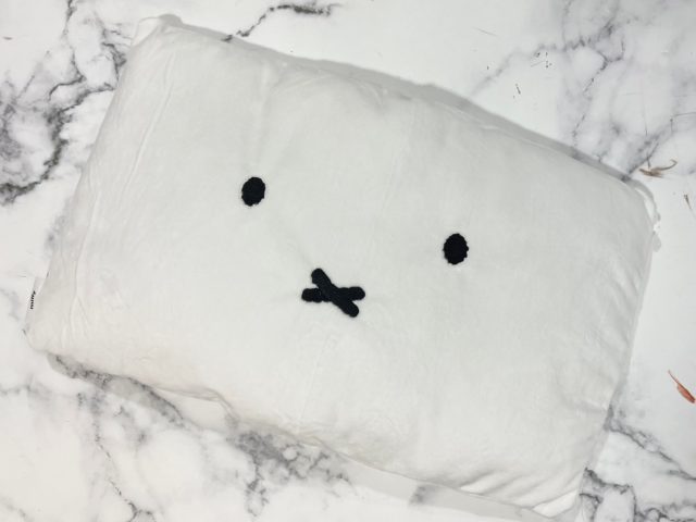 机に置かれたミッフィークッション