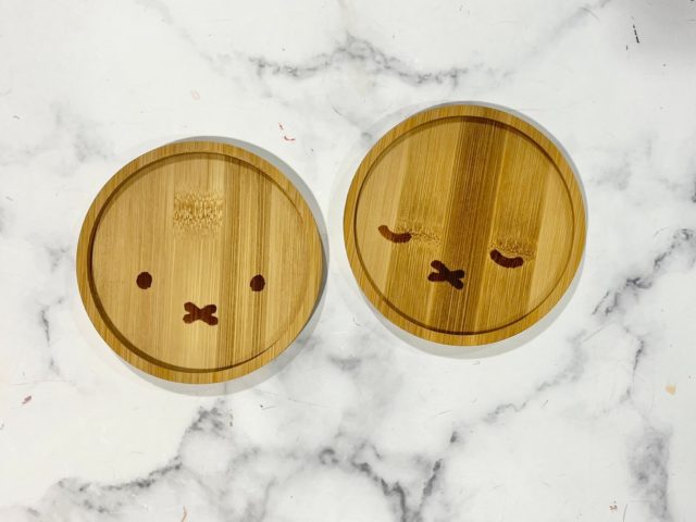 机に並んだ2枚のコースター