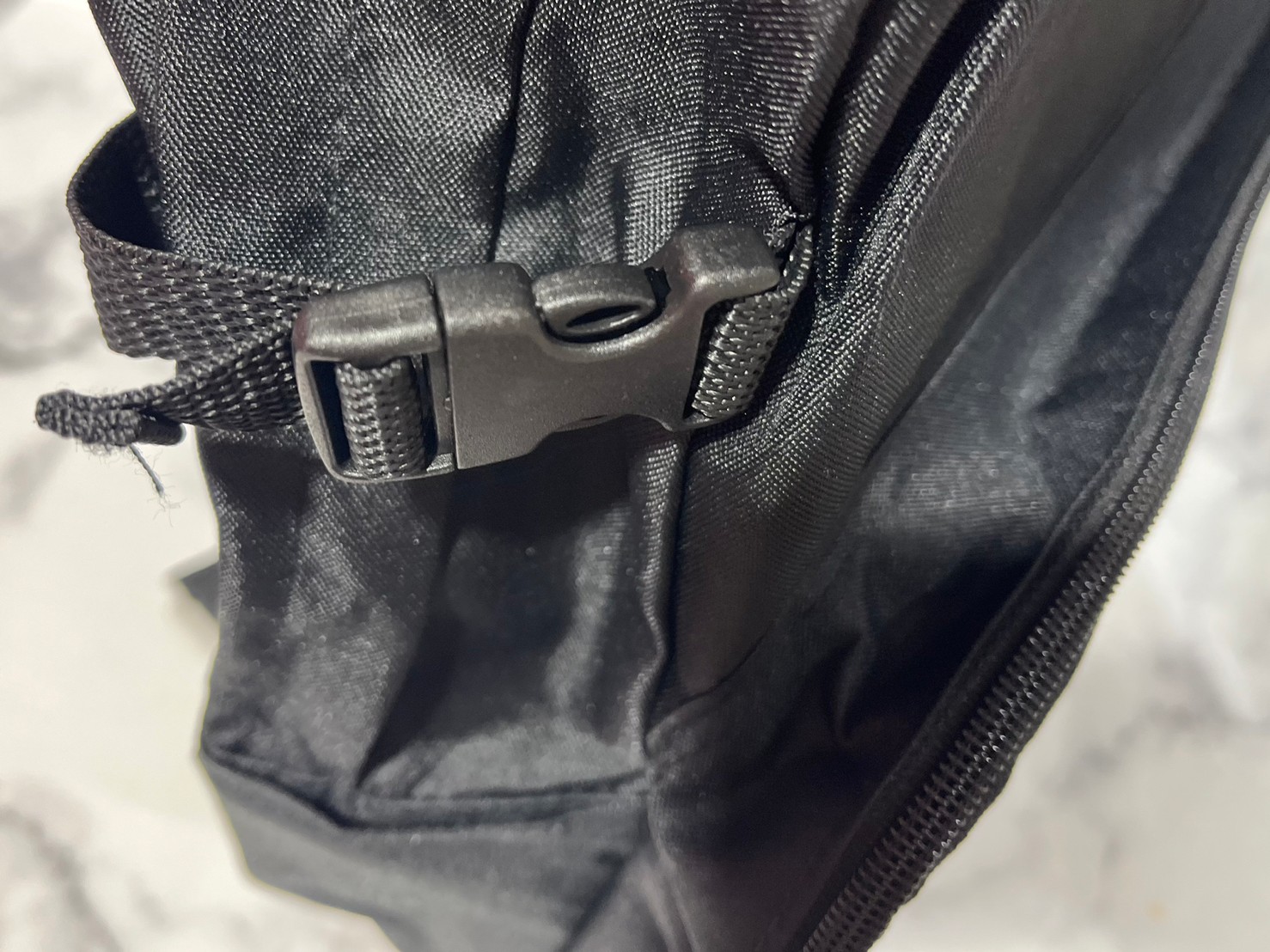 マルチポケット バックパックブラックのサイドバックルの画像