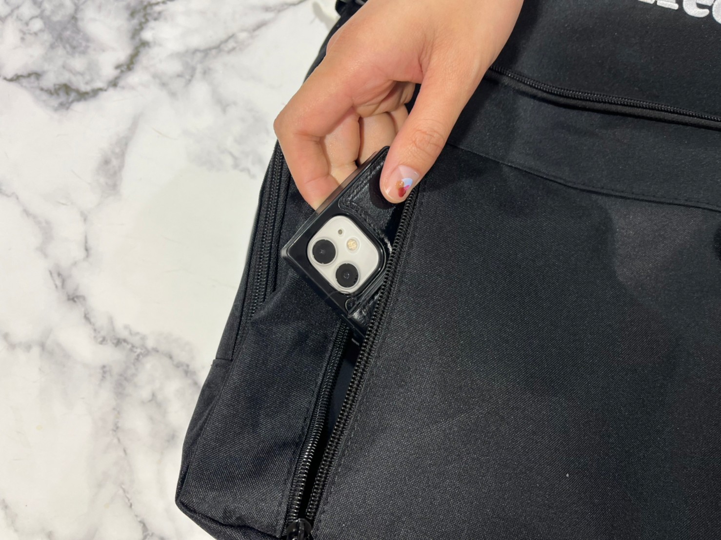 マルチポケット バックパックブラックの縦型ポケットにスマホを入れる画像