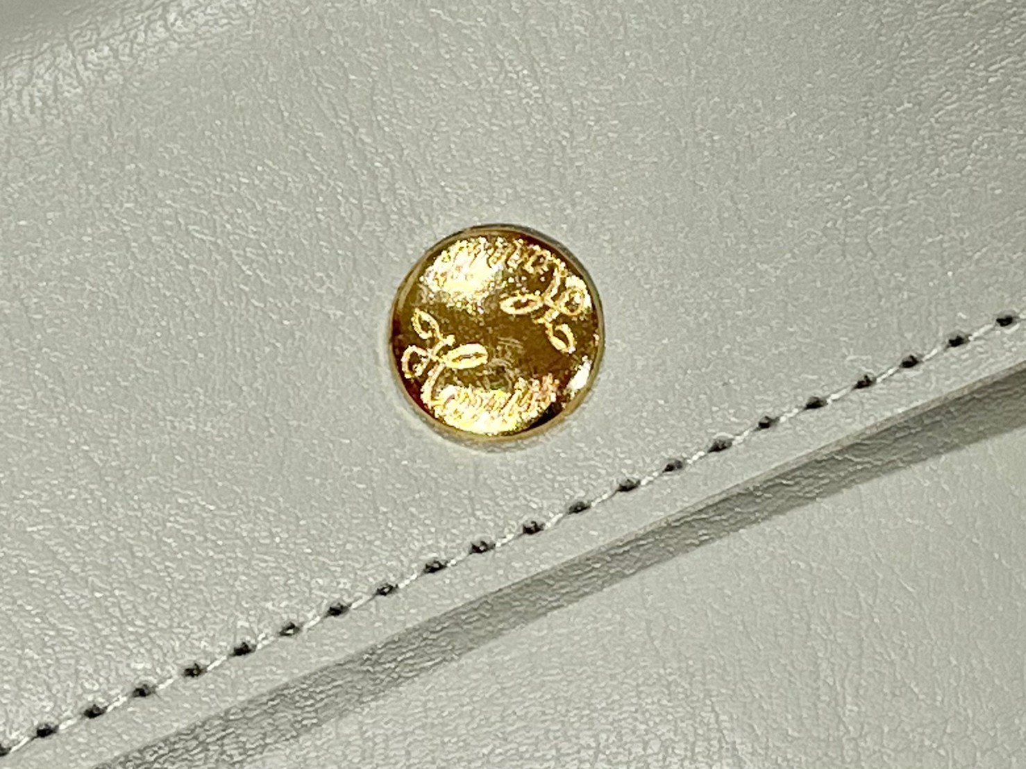 スリム長財布のスナップボタン部分の画像