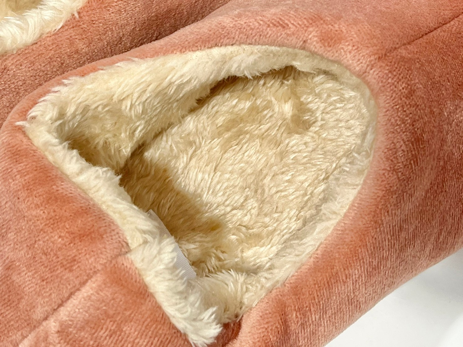 モコモコあったかルームシューズの裏地がわかる画像