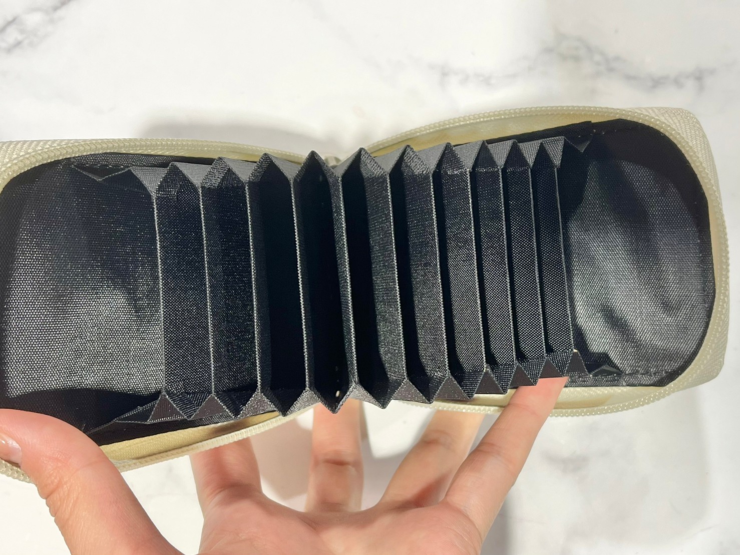 じゃばら式縦型カードケースの内側画像