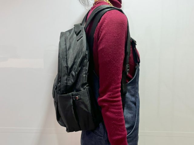 MILESTO 軽量＆多機能バックパックを背負った女性（横向き）