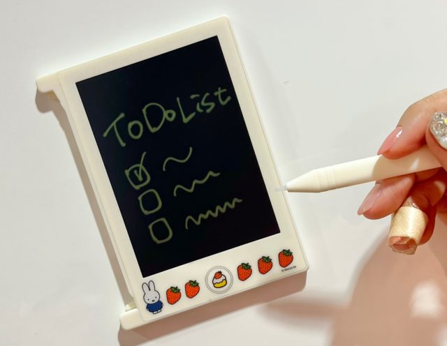 いちご柄のデジタルメモを壁に貼り付けている