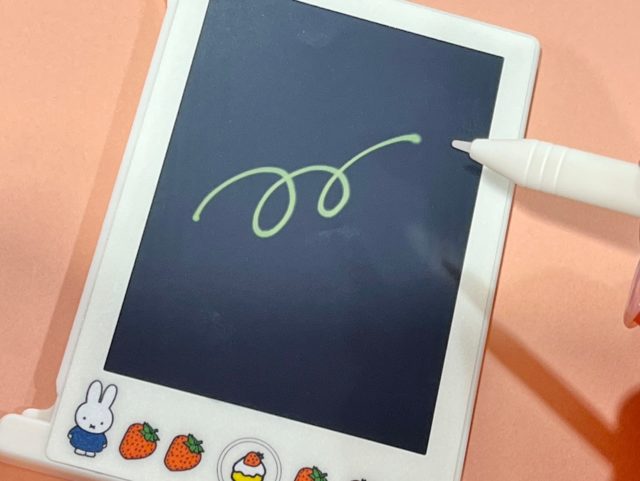 デジタルメモに線を描いている