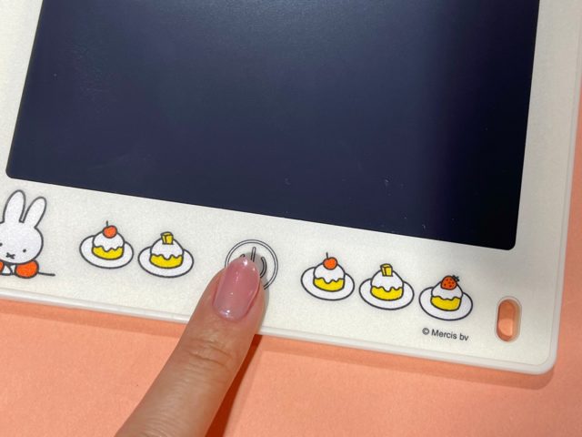 いちごとケーキ柄のデジタルメモのボタンを押している