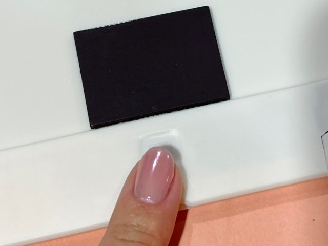 いちごとケーキ柄のデジタルメモの裏面のボタンを押している