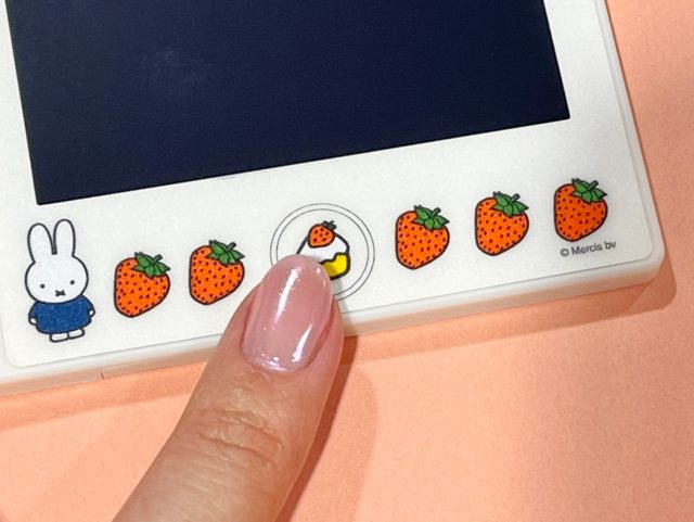いちご柄のデジタルメモのボタンを押している