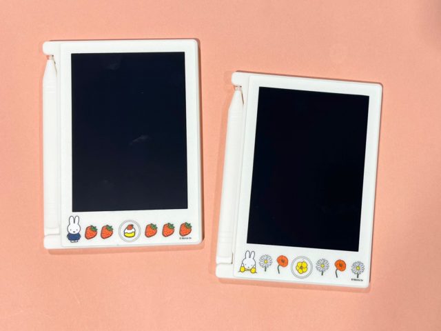 お花柄といちご柄のデジタルメモのパッケージなしでの物撮り