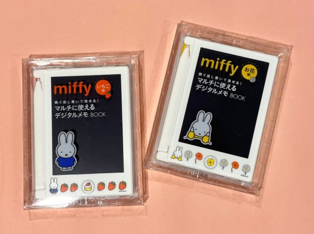 お花柄といちご柄のデジタルメモのパッケージありでの物撮り