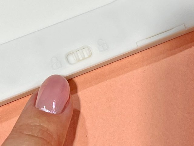 デジタルメモの裏面のボタンを押している