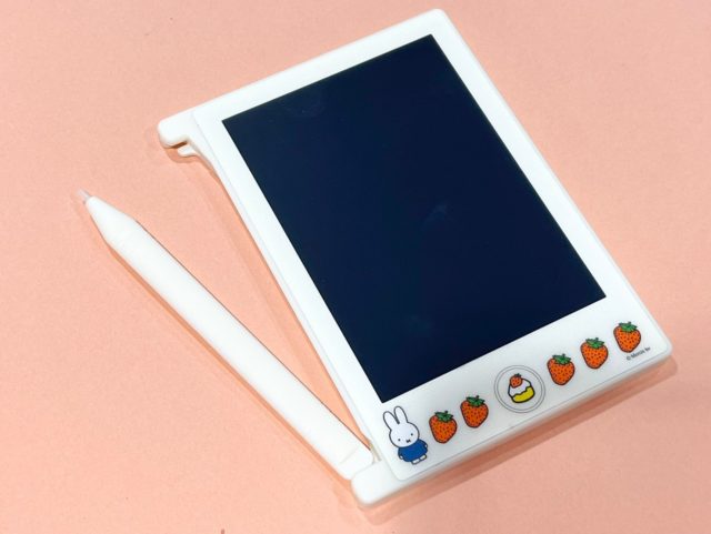 いちご柄のデジタルメモのペンを取り出している