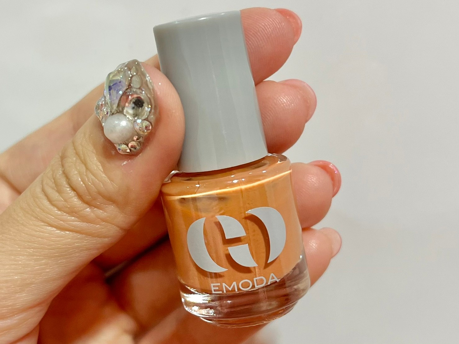 ネイルカラー、コーラルピンクを手にとった画像