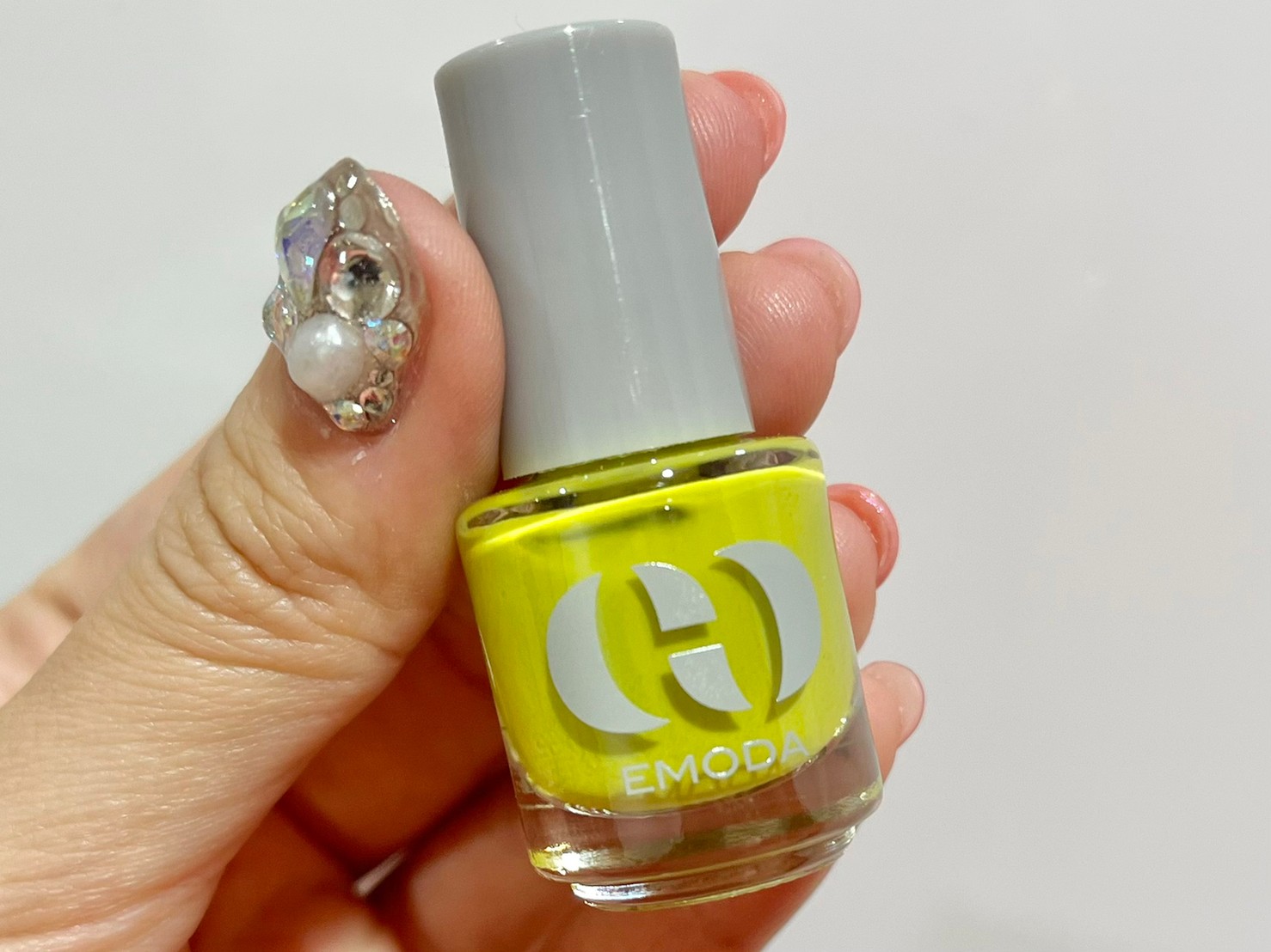 ネイルカラー、ピスタチオを手にとった画像