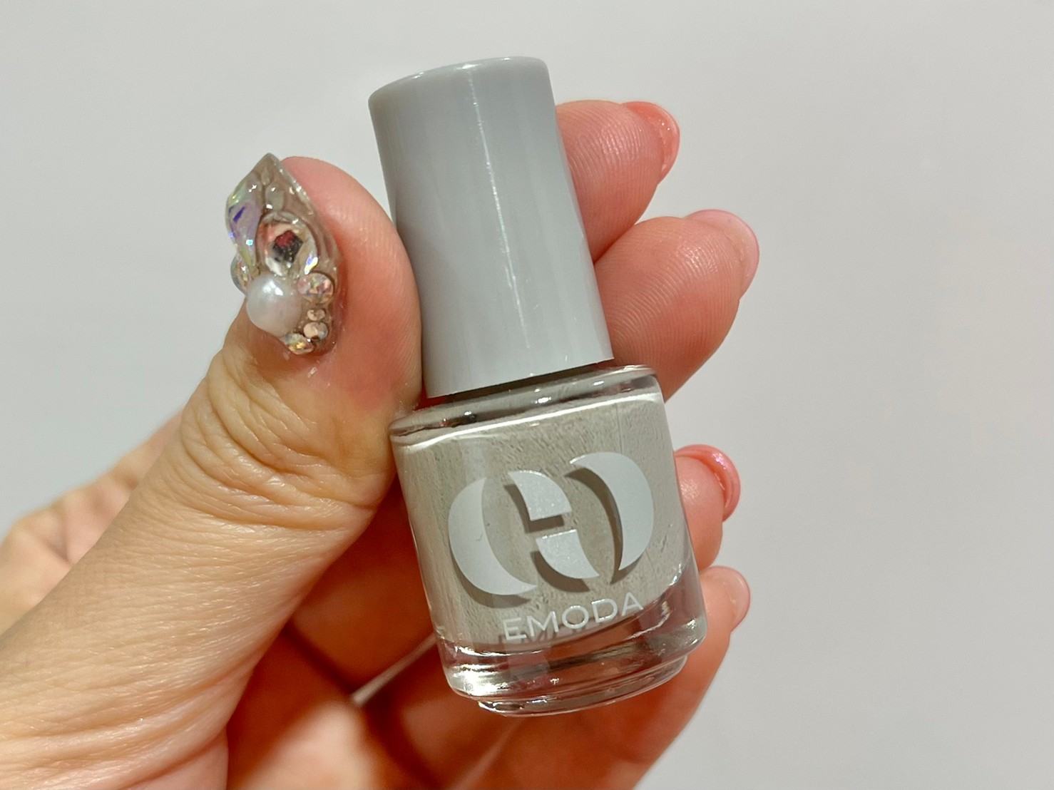 ネイルカラー、ハンサムグレーを手にとった画像