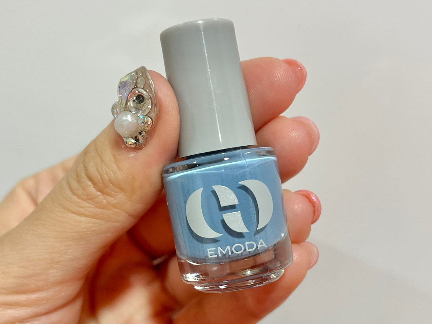 ネイルカラー、スカイブルーを手にとった画像