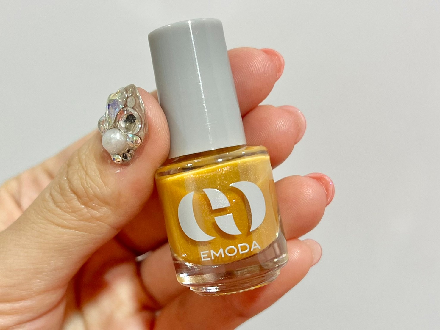 ネイルカラー、オレンジシェルを手にとった画像