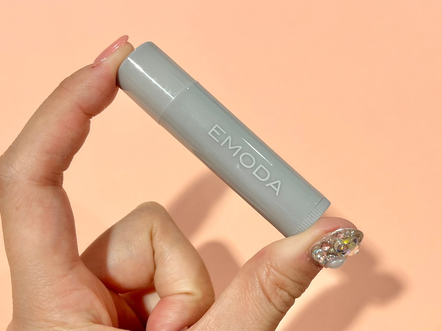 ミニマルチバームを手にとった画像