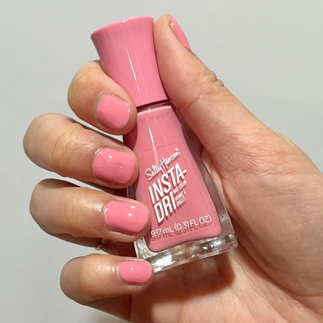 275 ラピッドローズのネイルを塗った爪の様子