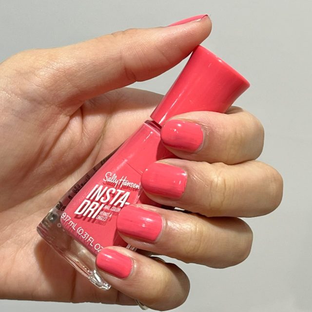 333 ピーチィブリーズのネイルを塗った爪の様子