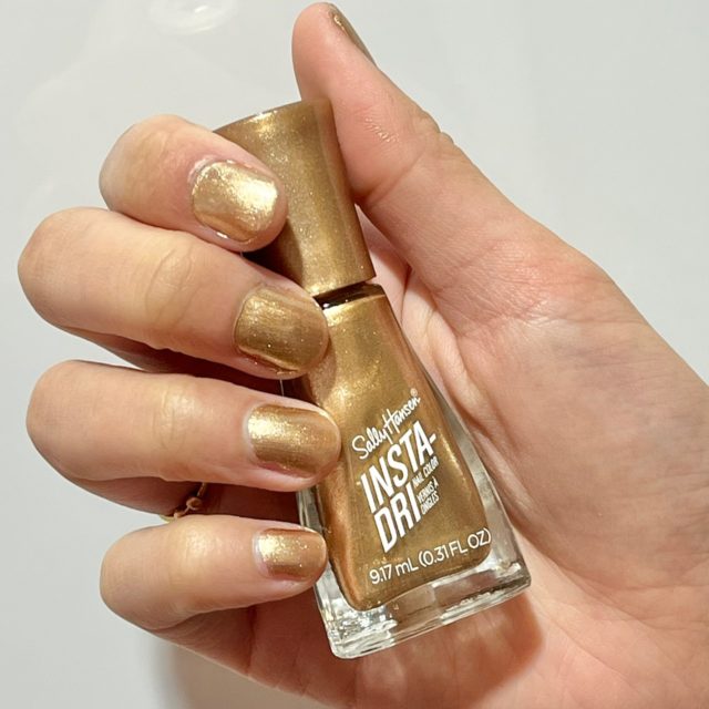 153 ゴーフォーゴールドのネイルを塗った爪の様子