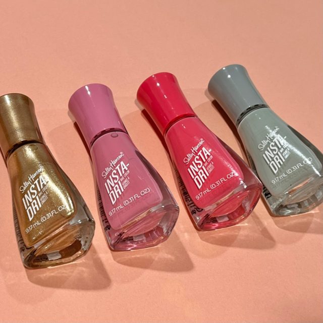インスタドライ ネイルカラーが並んでいる様子