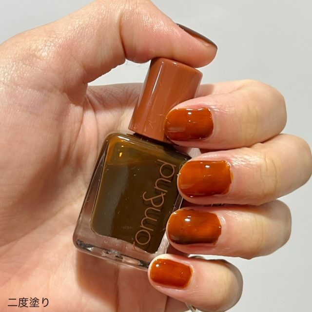 09 AMBERを二度塗りした爪の様子