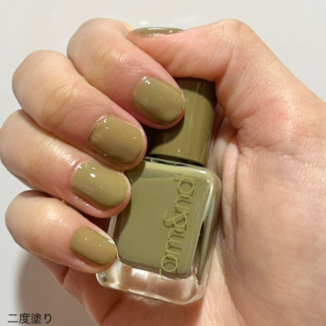 04 MUD GREENを二度塗りした爪の様子