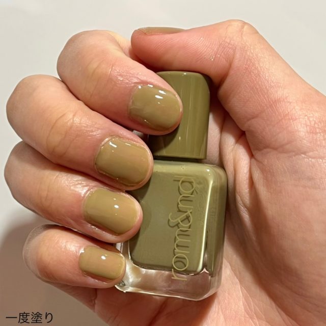 04 MUD GREENを一度塗りした爪の様子
