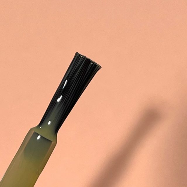 ムードぺブルネイルのハケをアップにしている様子