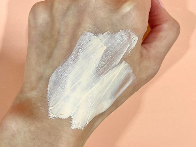 ソララ薬用リンクルホワイトUVデイミルクを少し伸ばした手の甲