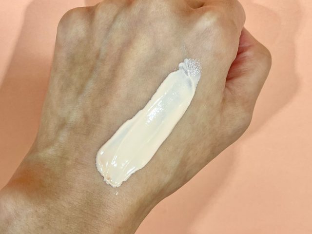 ソララ薬用リンクルホワイトUVデイミルクを出した手の甲