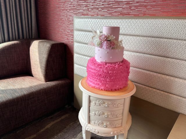 赤ルームフェイクケーキ