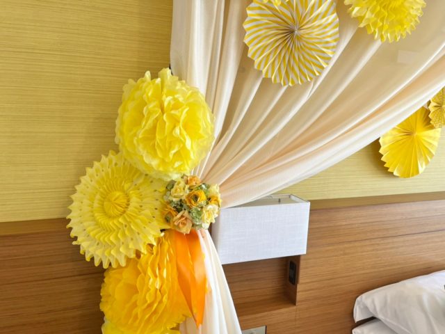 黄色ルームベッド脇デコ