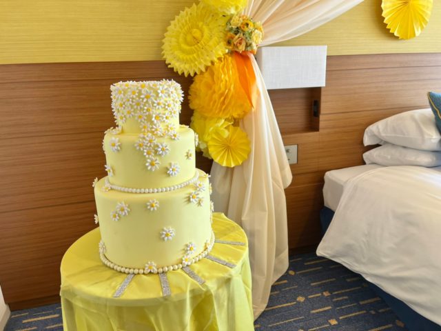 黄色ルームフェイクケーキ