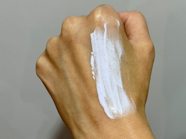 アイムユニ ライブリーメイクアップベースを手の甲に出した様子
