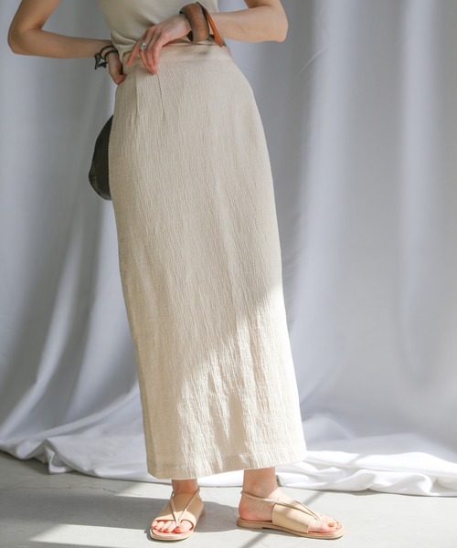 select MOCAのホワイトの「リネンライクタイトスカート」の着用画像