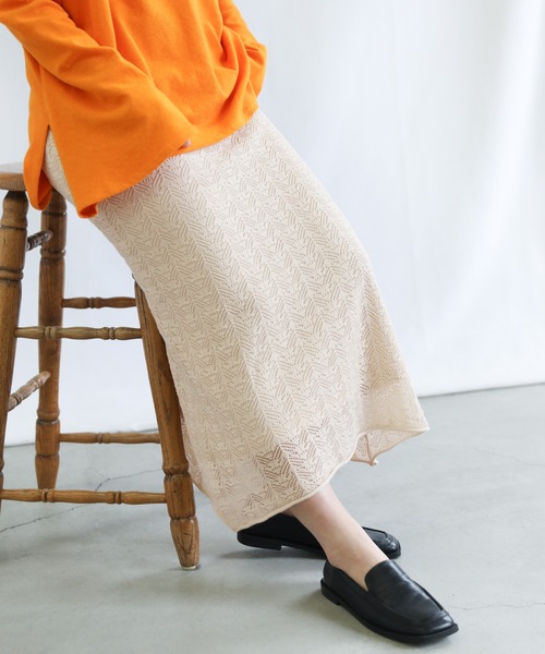 select MOCAのアイボリーの「透かし編みニットロングスカート」の着用画像