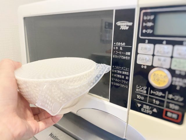 お茶碗と電子レンジ