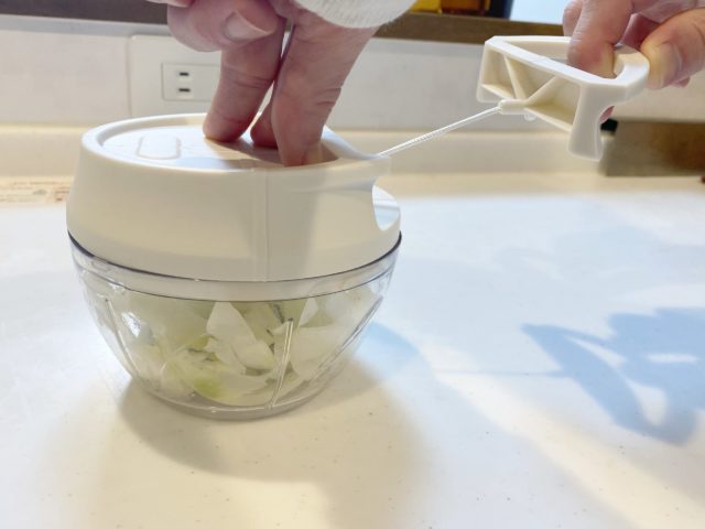 ハンディーチョッパーを引っ張っている手