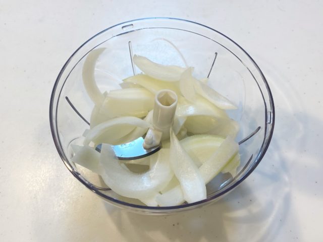 玉ねぎが入っているボウル