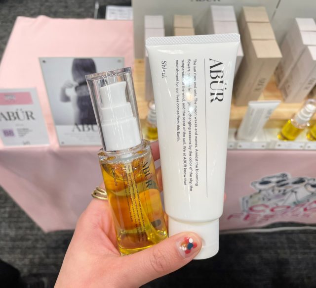 ヘアオイルとクリームを持つ手元